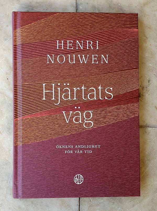 Med inspiration från antikens ökenfäder och ökenmödrar kartlägger den uppskattade författaren Henri Nouwen en andlig väg genom tre ansatser: ensamhet (att lära sig vara ensam med Gud utan att bli isolerad), tystnad (att vårda och bevara Andens inre eld) och bön (att vara i Guds närvaro med sinnet i hjärtat).