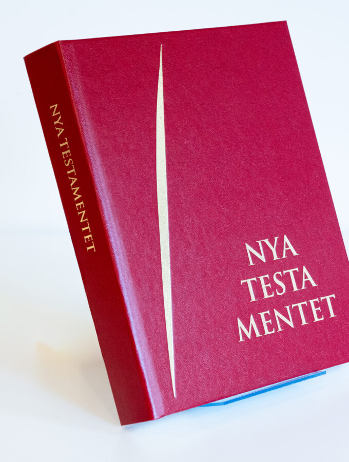 Nya testamentet 2026, röd, hårdband - Förhandsbeställning
