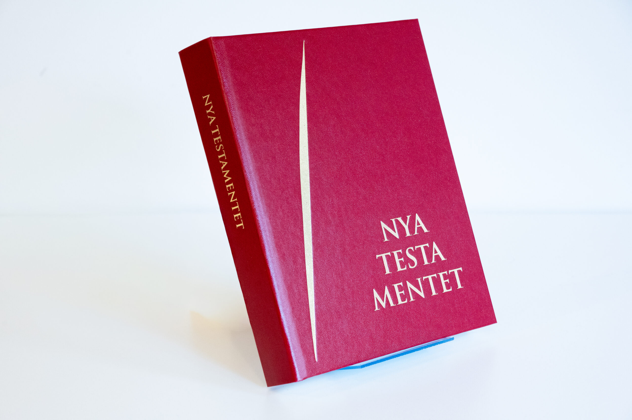 Nya testamentet 2026, röd, hårdband - Förhandsbeställning